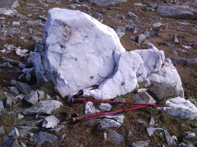 fantastic Quartz rocks behind Carn Mearg
