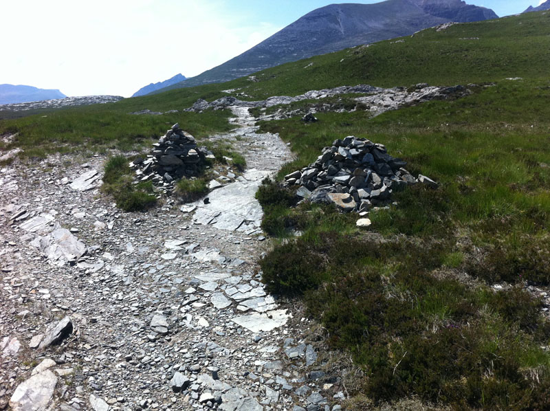 The cairns indicating the path to Shenavil and An Sail Liath