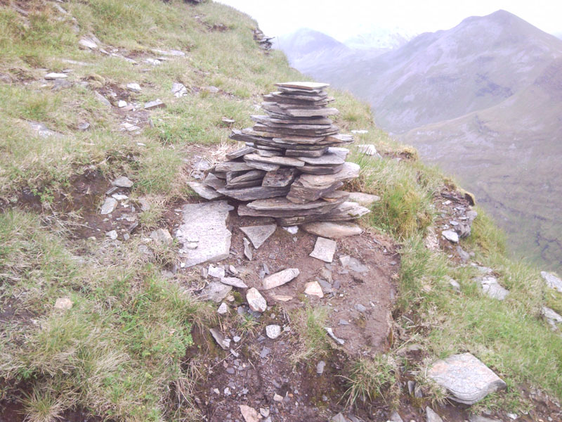 The cairn indicating the steep descent from Stob Coire Bhealaich