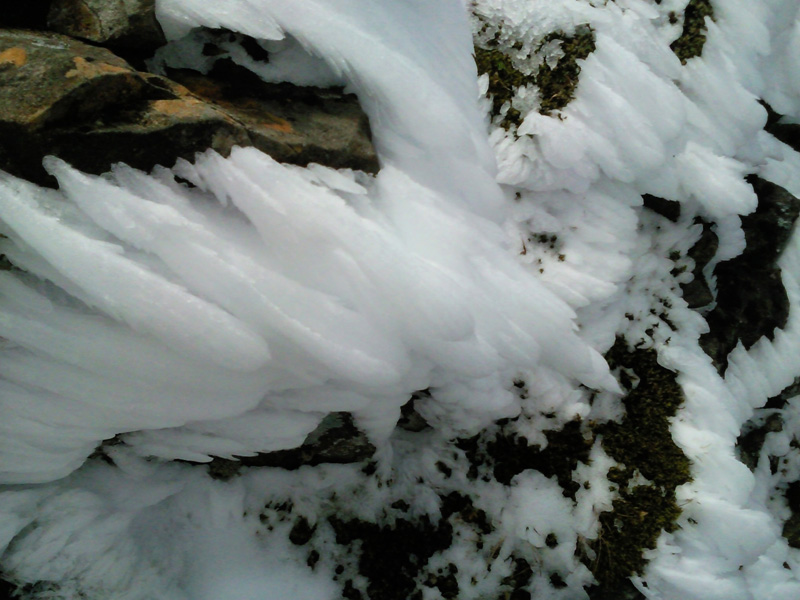 Horizontal icicles on Bruach na Frithe summit again