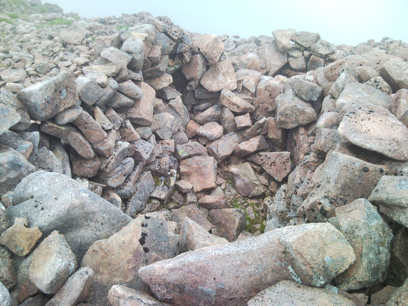 18 Excellent shelter cairn below Cairn Toul summit